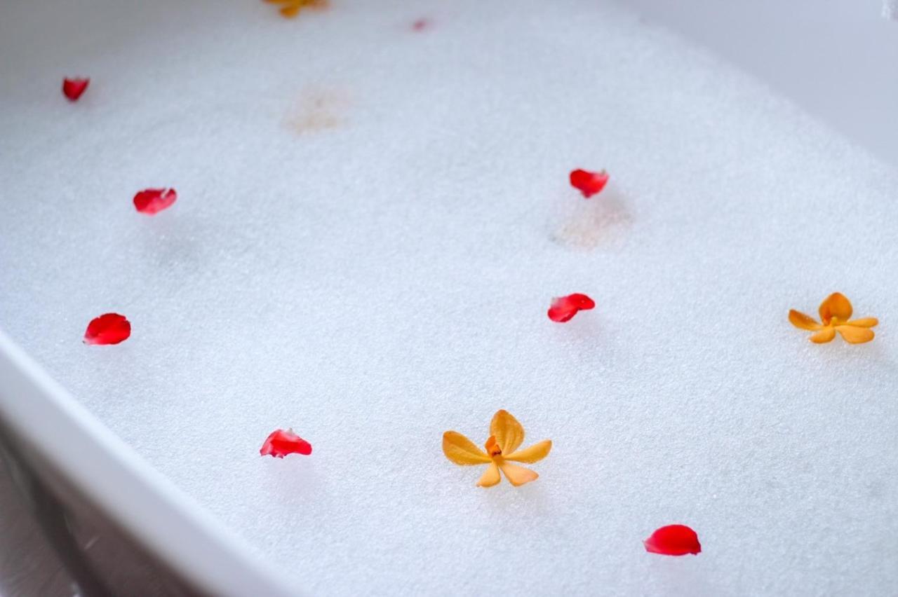 The Shore At Katathani - Adult Only - Sha Extra Plus Bagian luar foto A bubble bath